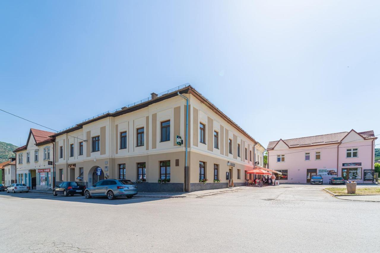 Bed & Breakfast Hugo Plesivec Экстерьер фото