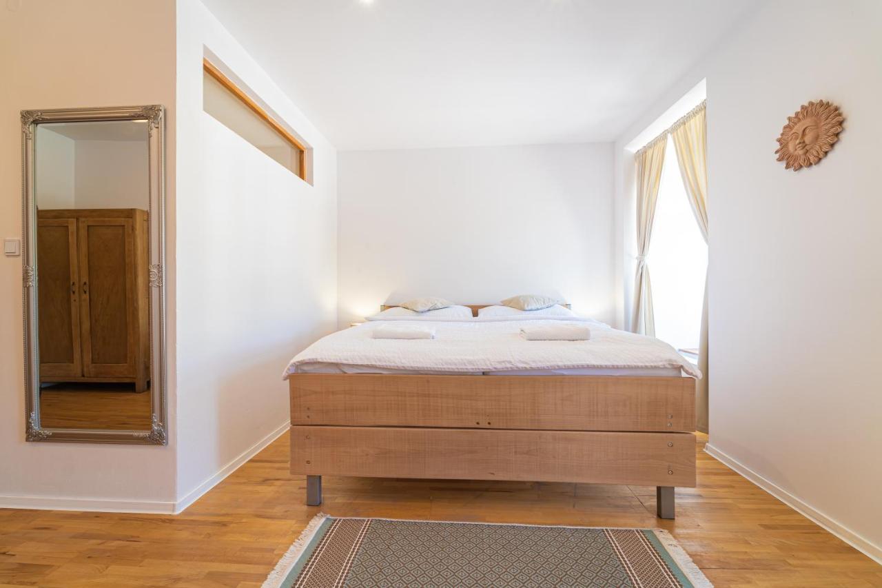 Bed & Breakfast Hugo Plesivec Экстерьер фото