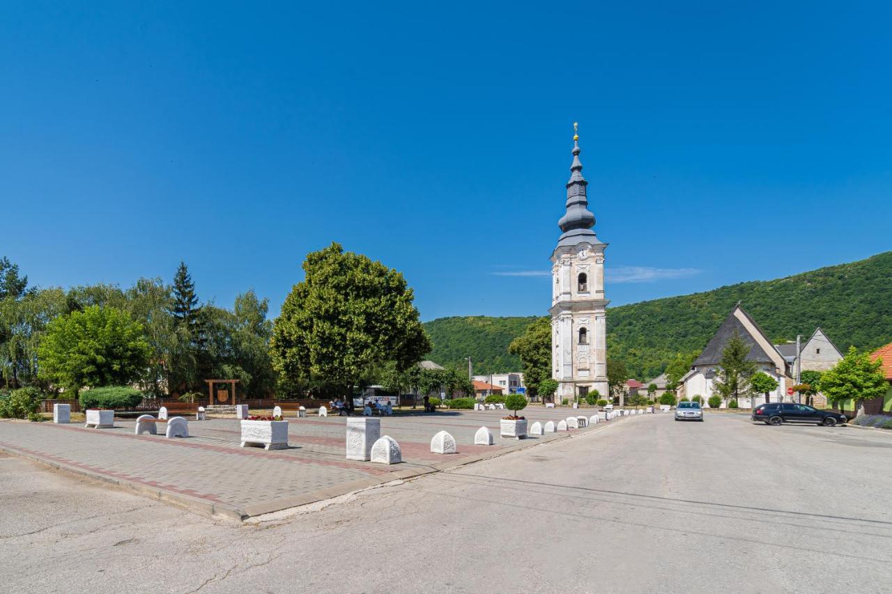 Bed & Breakfast Hugo Plesivec Экстерьер фото