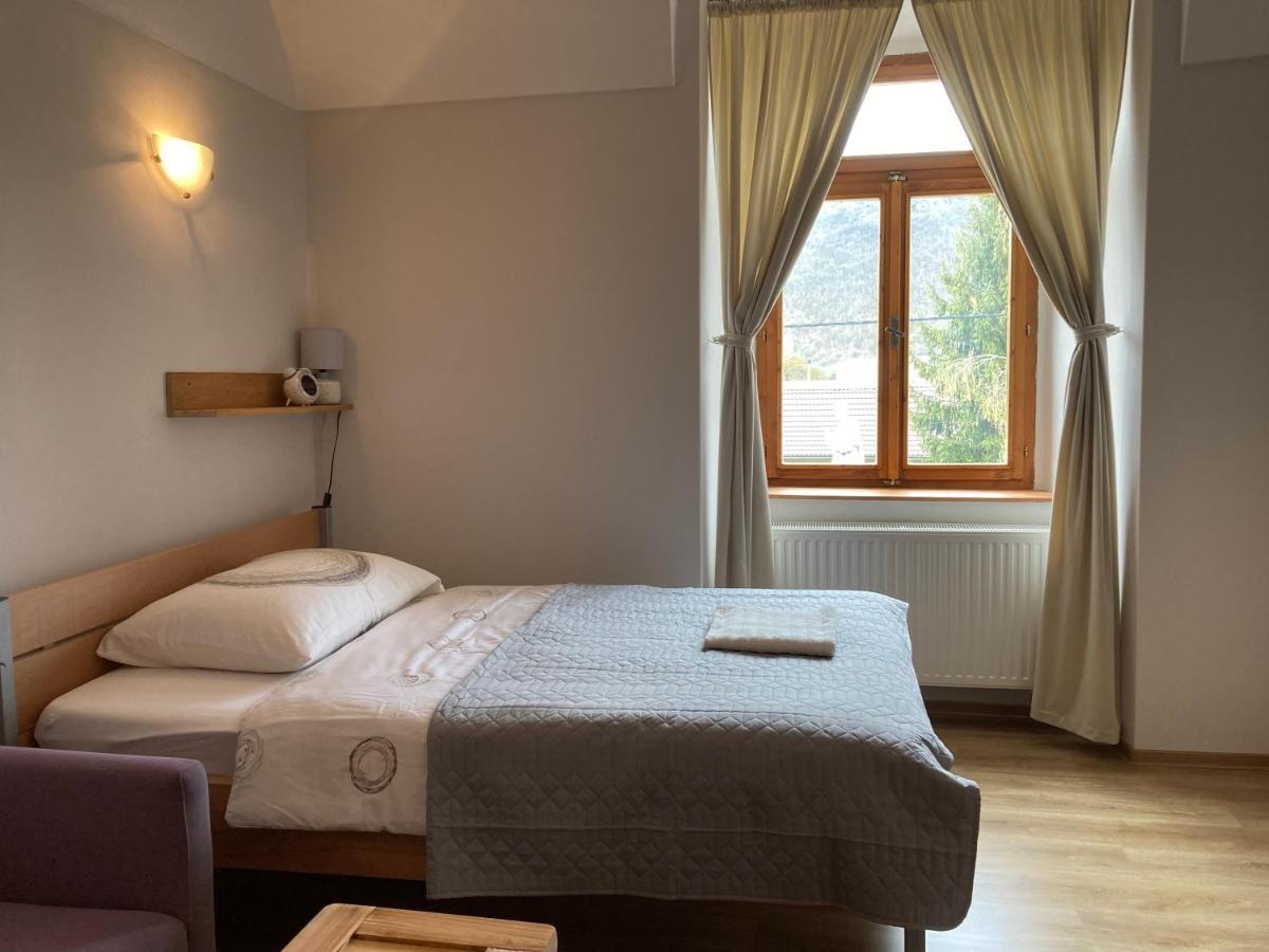 Bed & Breakfast Hugo Plesivec Экстерьер фото