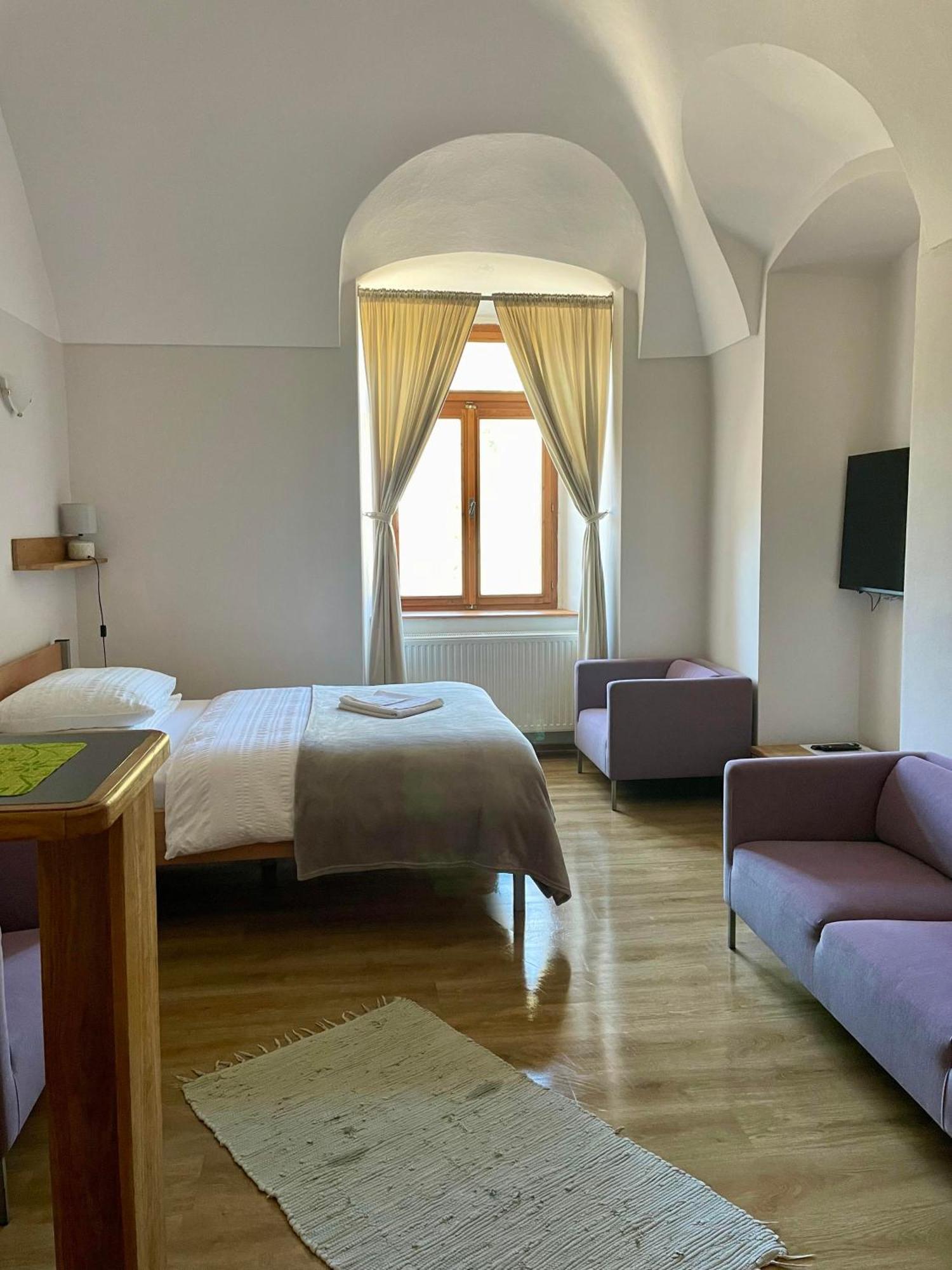 Bed & Breakfast Hugo Plesivec Экстерьер фото