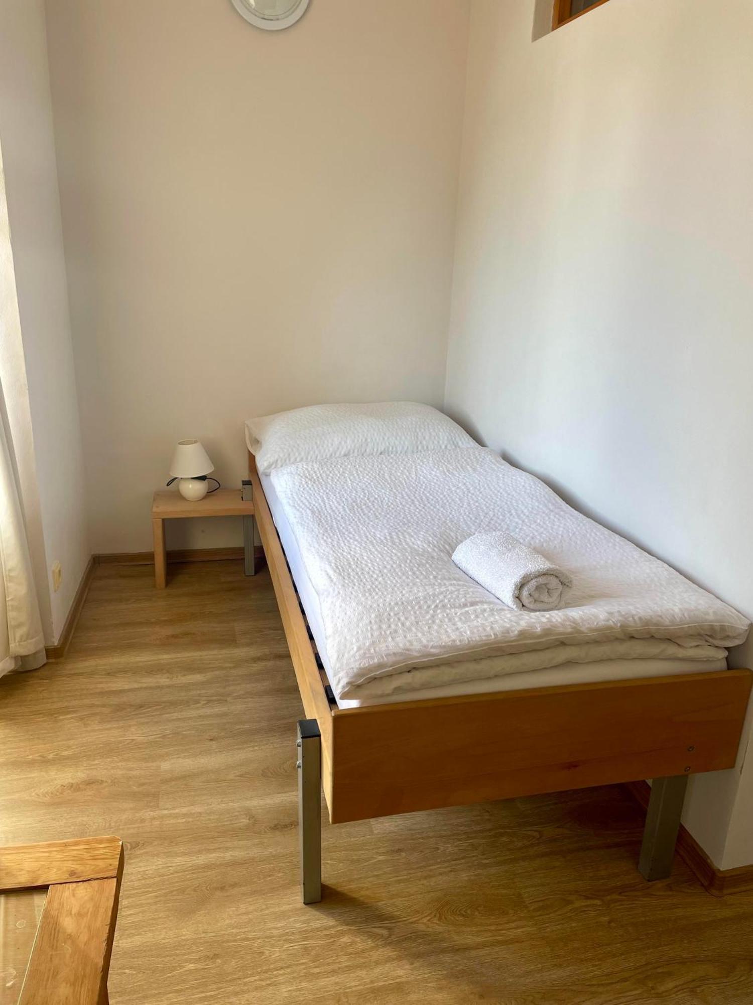 Bed & Breakfast Hugo Plesivec Экстерьер фото