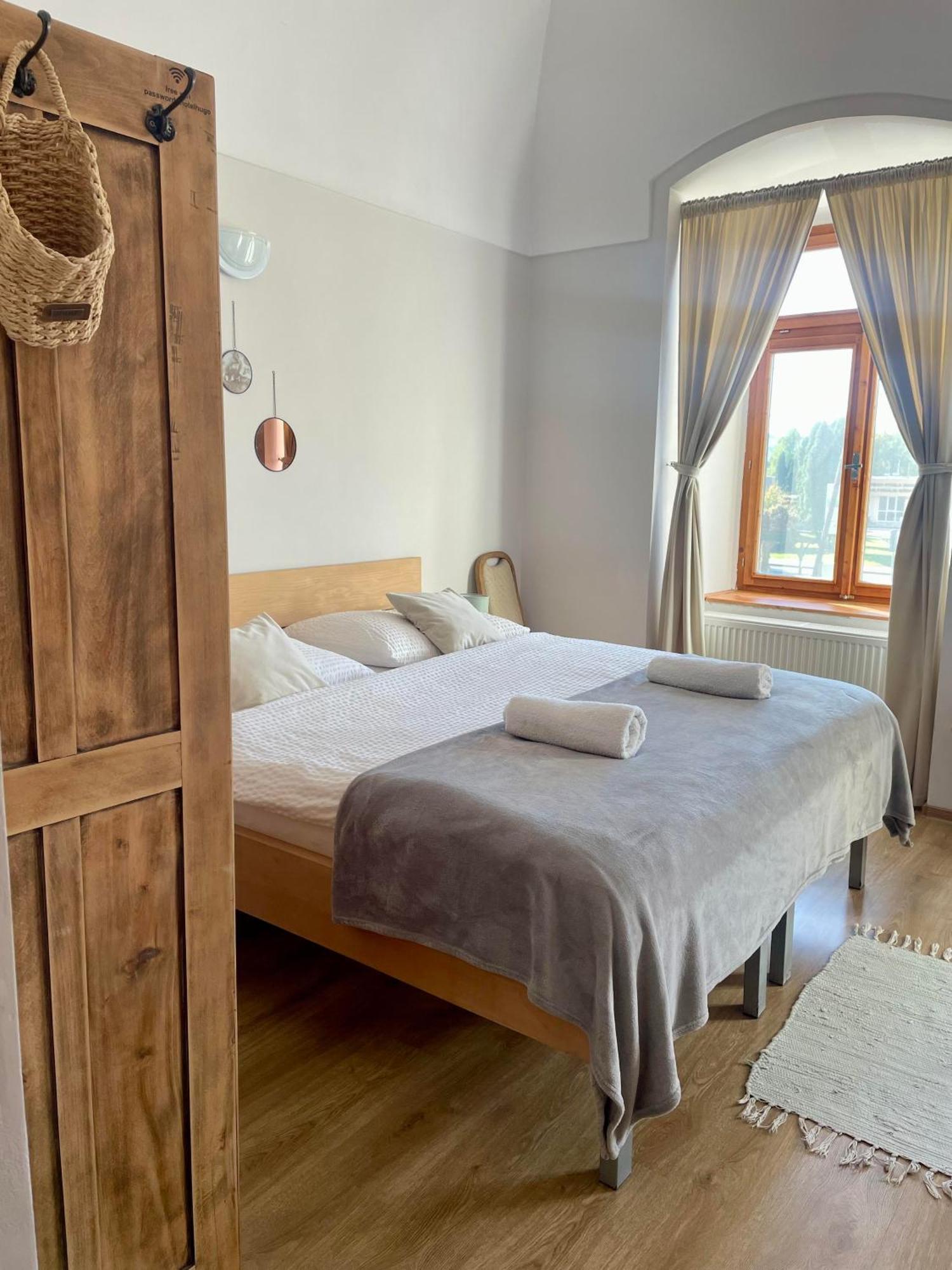 Bed & Breakfast Hugo Plesivec Экстерьер фото