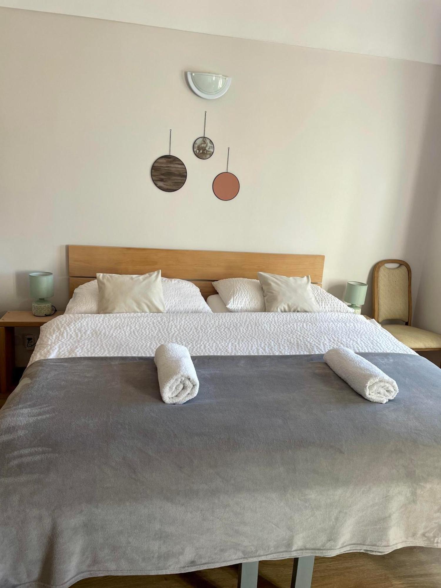 Bed & Breakfast Hugo Plesivec Экстерьер фото