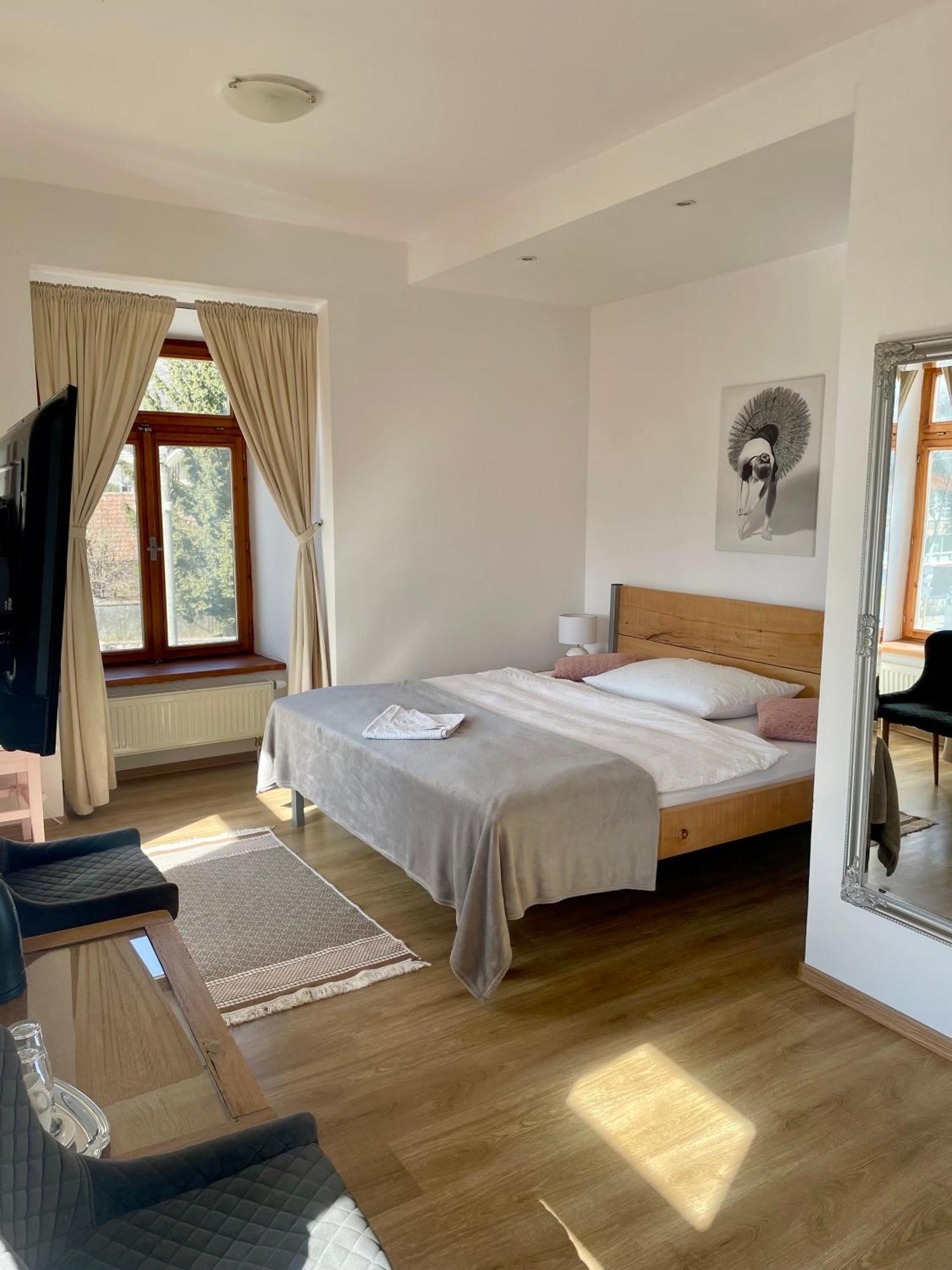Bed & Breakfast Hugo Plesivec Экстерьер фото
