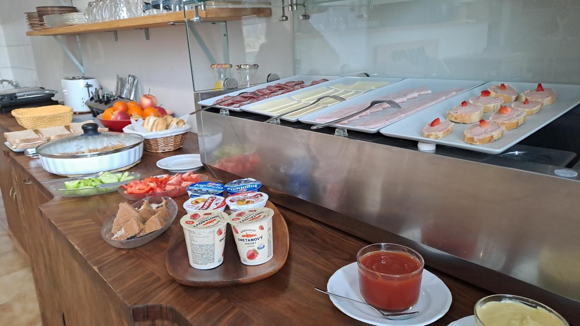 Bed & Breakfast Hugo Plesivec Экстерьер фото
