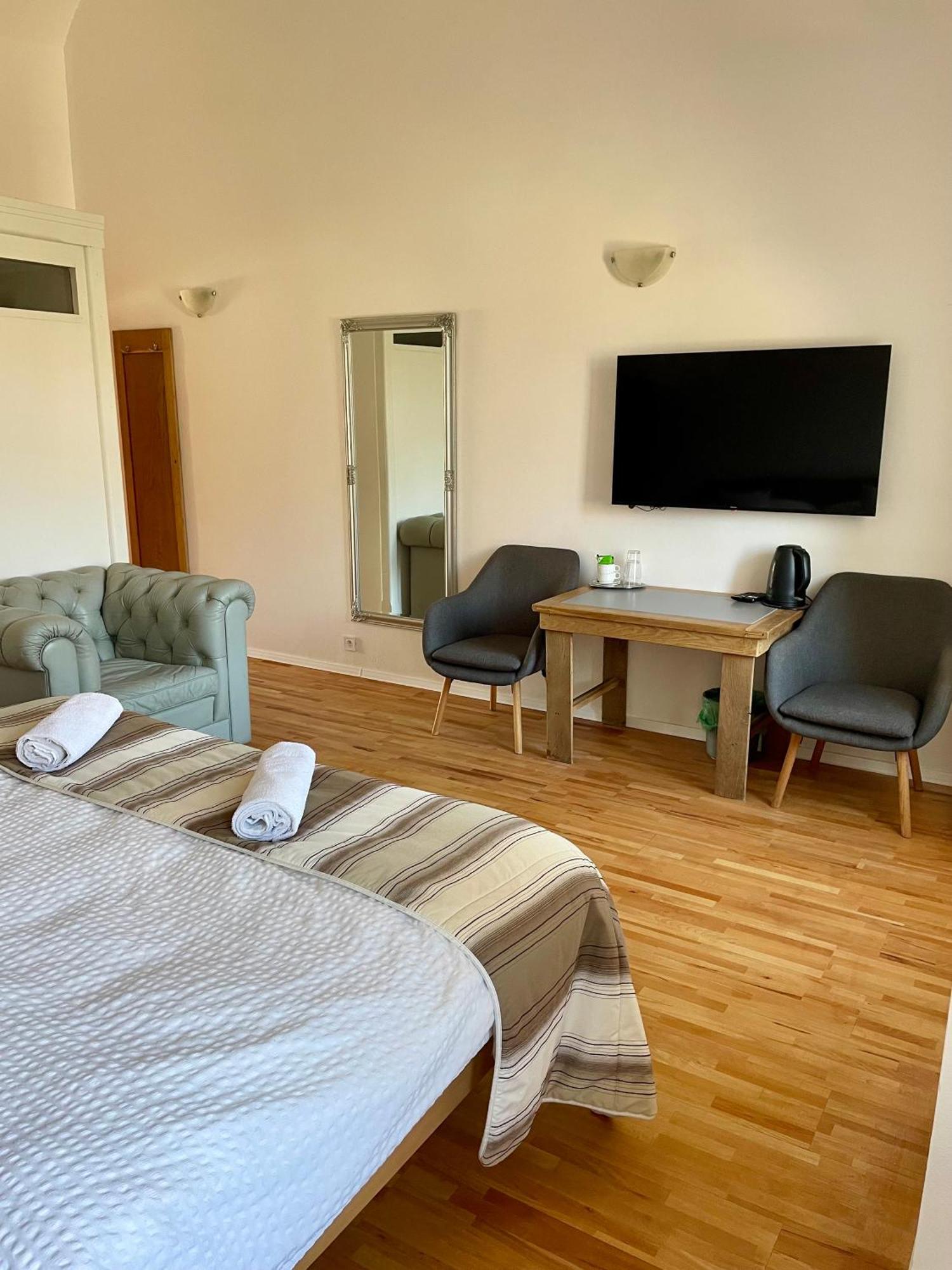 Bed & Breakfast Hugo Plesivec Экстерьер фото