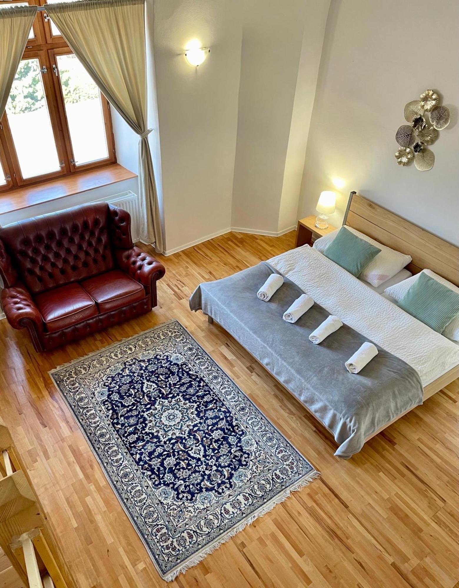 Bed & Breakfast Hugo Plesivec Экстерьер фото