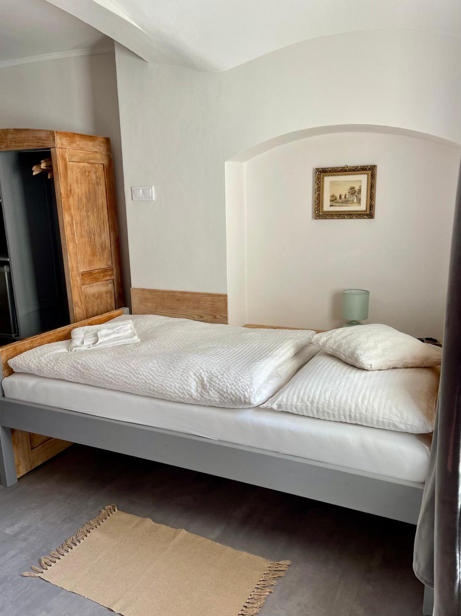 Bed & Breakfast Hugo Plesivec Экстерьер фото