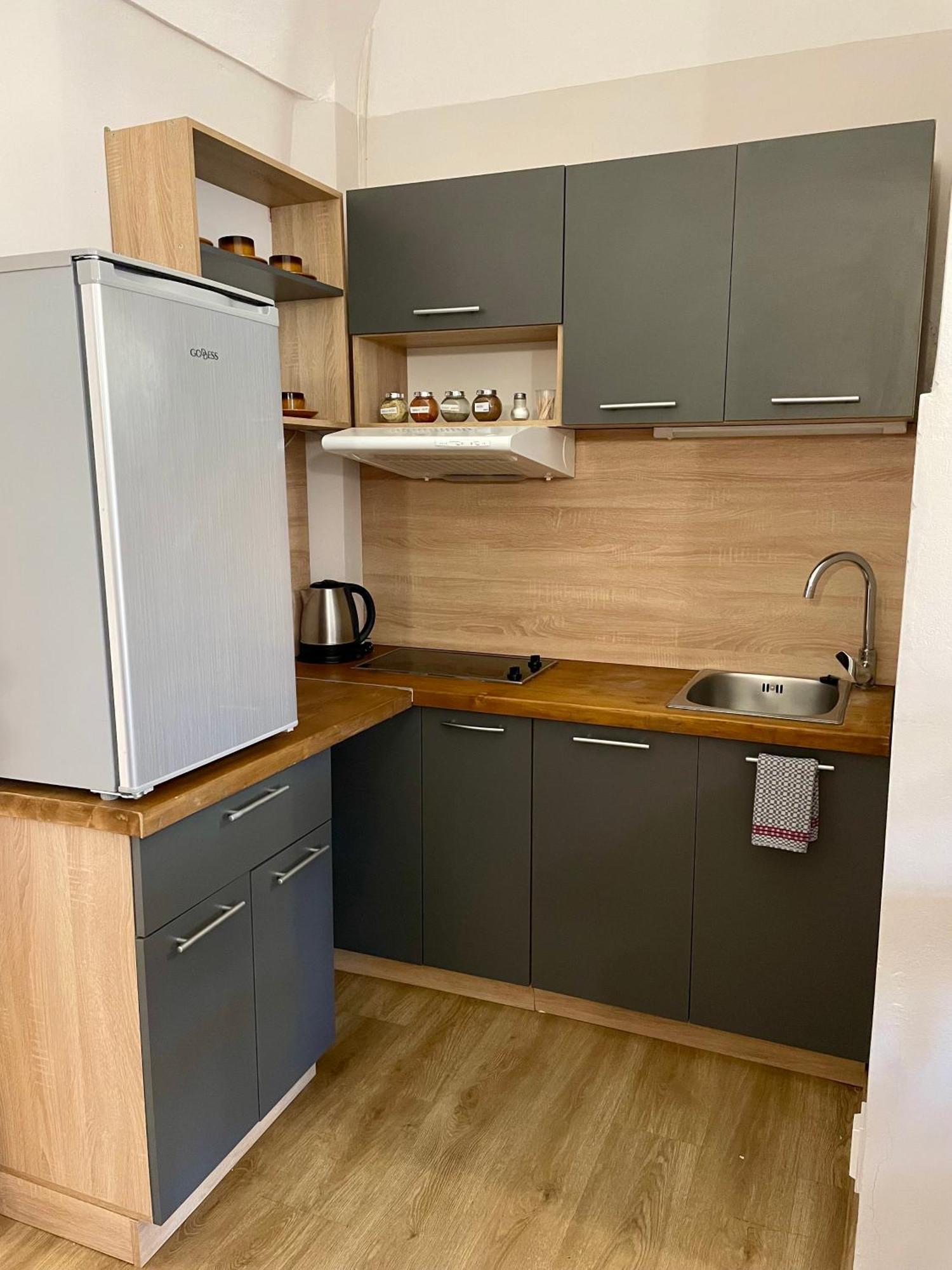 Bed & Breakfast Hugo Plesivec Экстерьер фото